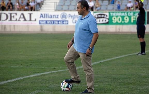 El técnico arjonillero en el banquillo de La Victoria. 