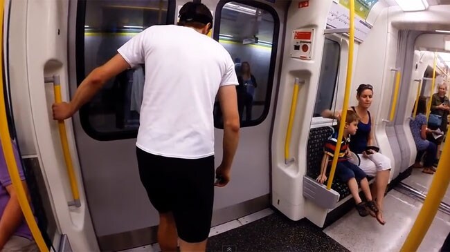 Un chico listo para salir a correr del metro