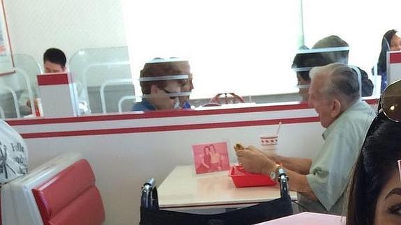 Un hombre viudo cenando junto a la foto de su mujer emociona en Internet