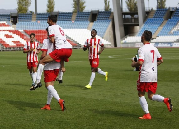 Rubén Díaz es felicitado por sus compañeros tras marcar el gol contra el Córdoba B.