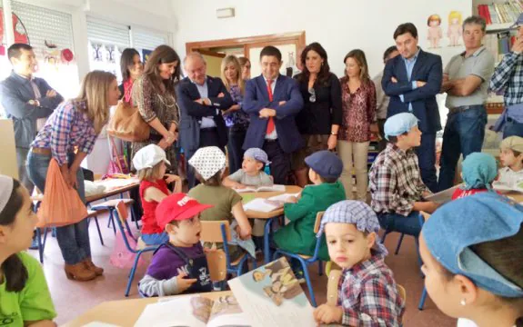 Escolares en el centro de Navas de Tolosa reciben la visita de las autoridades en una de las jornadas de trabajo sobre Hernández.