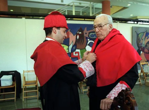 Joaquín Ruiz Giménez recibe la toga durante la investidura como primer doctor honoris causa de la Universidad de Jaén.