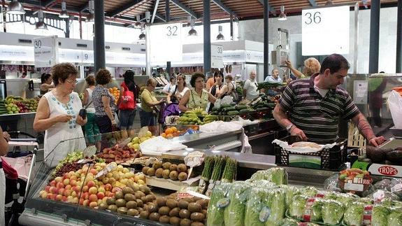 Usuarios comparan precios en el mercado central de Almería 