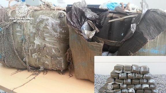 Interceptados dos fardos con 70 kilos de hachís en la playa de Carchuna