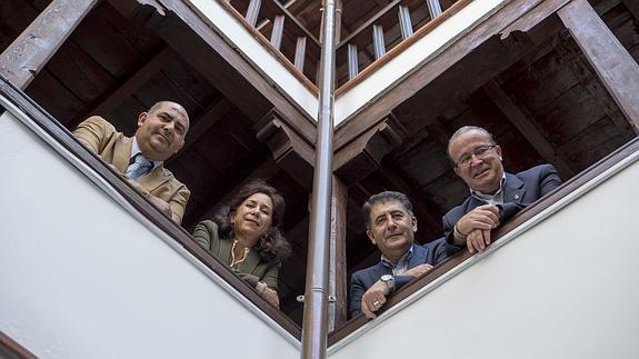 El presidente del Colegio de Administradores de Fincas, la responsable del proyecto piloto de mediación comunitaria, el Defensor del Ciudadano y el concejal de Medio Ambiente, en el patio de la Corrala de Santiago.