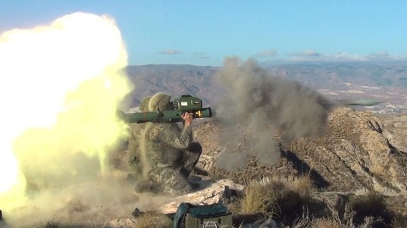 Tiro con misil contra-carro de infantería.