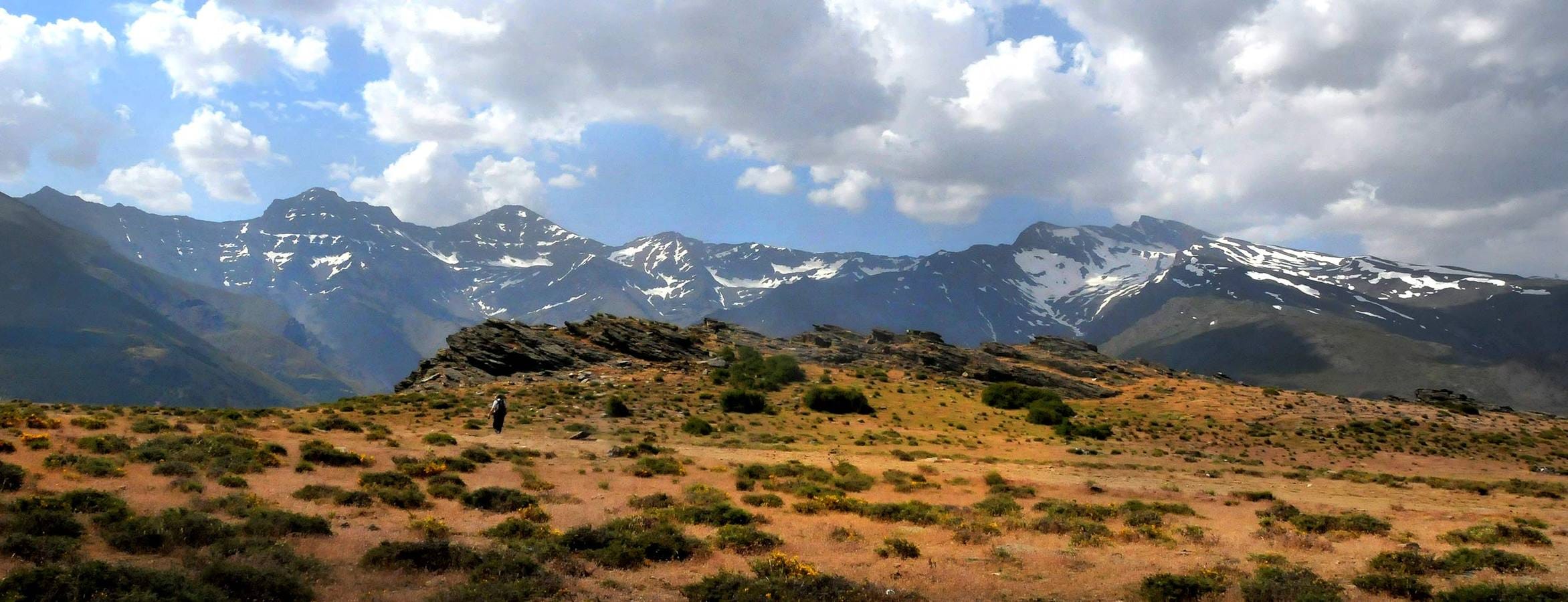 La 'cuerda' de los 'tresmiles' de Sierra Nevada, vista desde la loma de Papeles, en Güéjar Sierra.