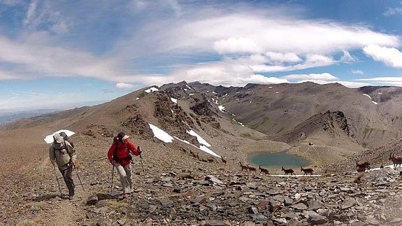 Dos senderistas, cerca del Pico del Caballo 