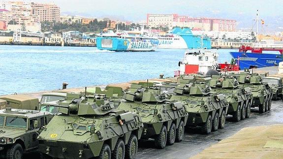 Convoy de vehículos dispuestos para embarcar.  