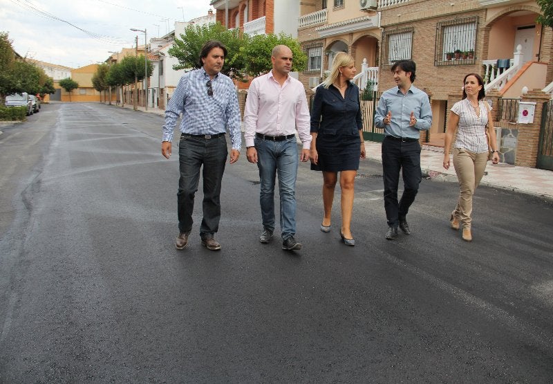 La diputada de Fomento visita las obras de la Calle Cruces de Churriana