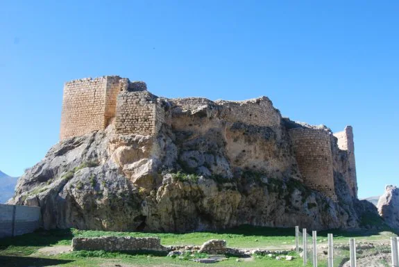 La fortaleza destaca en el horizonte de Bedmar.