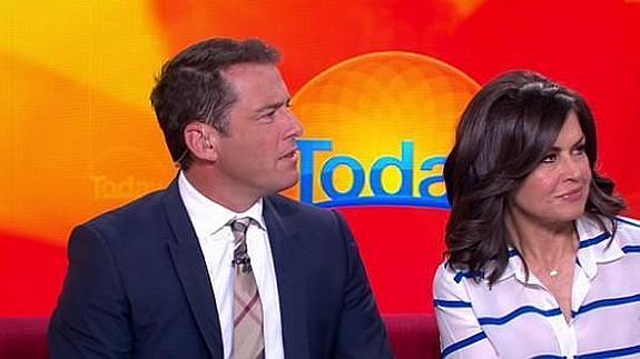 Un presentador de TV lleva el mismo traje durante un año para denunciar sexismo hacia sus compañeras y nadie se entera