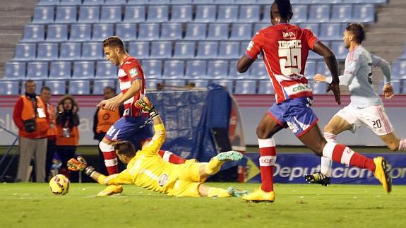 Rochina supera al portero del Celta, aunque luego su pase a Success, que le acompaña en la jugada, fue cortado por un defensa.