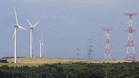 Molinos de viento junto a torres eléctricas 