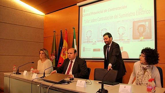 Diputación asesora a ayuntamientos y empresas para reducir costes en la contratación del suministro eléctrico