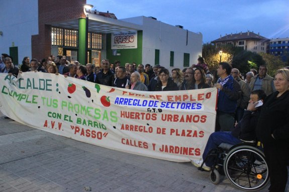 Protesta organizada ayer en el barrio por la asociación Passo. :: ideal