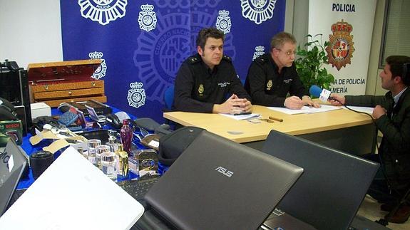 Los agentes Miguel Marcos y José Alcocer, informan de la operación 'Azabache' en la que fueron detenidos seis miembros de una misma familia como presunto autores de un centenar de atracos en Almería, Málaga, Murcia y Granada