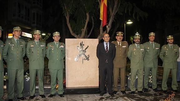 Alcalde y legionarios en la plaza de la Legión en Huércal-Overa con un monolito en su honor.