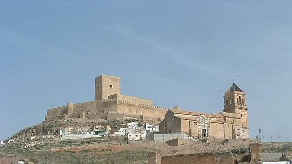 La Cruz del Humilladero y la fortaleza de Alcaudete