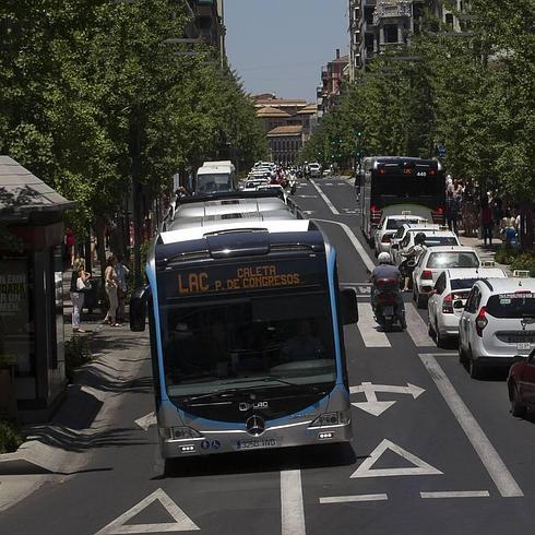 Un vehículo de la LAC atraviesa Gran Vía en dirección avenida de la Constitución.