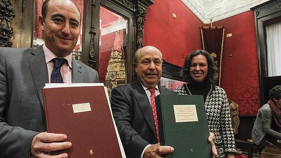 Juan García Montero, el alcalde, José Torres Hurtado, y Rocío Díaz, con la candidatura de Granada en sus manos.
