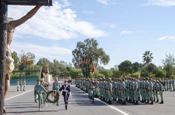 Ofrenda de una corona de laurel en el acto de Homenaje a los Caídos.