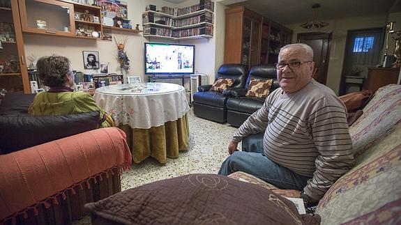 Antonio y Carmen residen en la zona Norte de Granada. A ella sus nietos siempre le piden que cocine 'arroz amarillo' y, cuando pueden, hacen el esfuerzo de comprar los ingredientes para una paella.