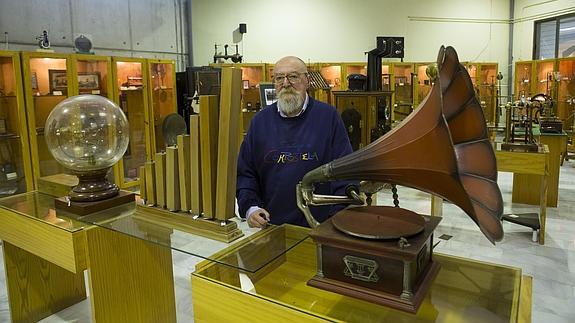 El profesor Castellón posa con un aparato de rayos X de principios del siglo XX.