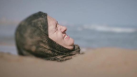 El artista granadino Omar Jerez presenta un montaje artístico contra la lapidación