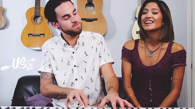 Esta talentosa pareja canta todos los éxitos del 2014 en sólo dos minutos