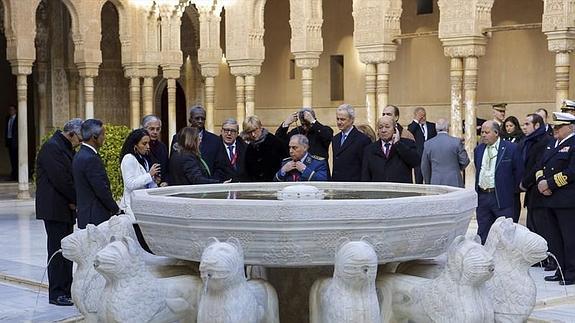 Los asistentes a al cumbre, en el deslumbrante Patio de Leones.