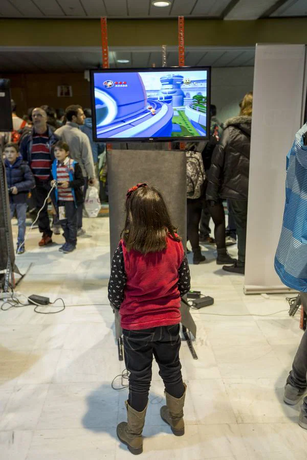 Una niña juega con una WiiU en el Palacio de Congresos de Granada.