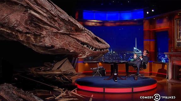Smaug, el dragón de 'El Hobbit', irrumpe en televisión en directo para ser entrevistado