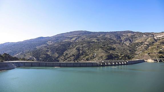 Panorámica del embalse de la Presa de Rules, cuyas canalizaciones son necesarias para poder distribuir el agua a los municipios de la Costa Tropical. 