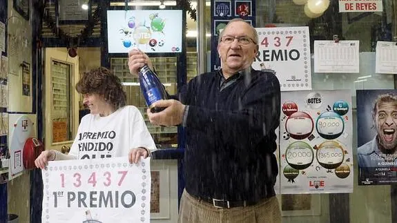 El Gordo de Navidad ha dejado un total de 4 millones de euros en la ciudad de Lugo, donde la Administración de Loterías de la Plaza de Santo Domingo ha vendido una serie completa del número 13437. 