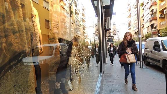 Mañana intensa de compras en las calles de Jaén este sábado, con la navidad ya a la vuelta de la esquina. 