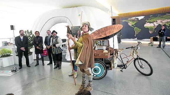 Los personajes de la acción teatral 'Buscando a los parientes de Ötzi', en la presentación de Navidad con Ciencia, junto al 'iglú'.