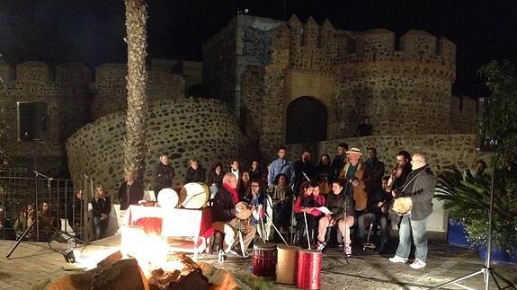 El barrio del Castillo de San Miguel de Almuñécar se llenó de villancicos con la familia Albalat