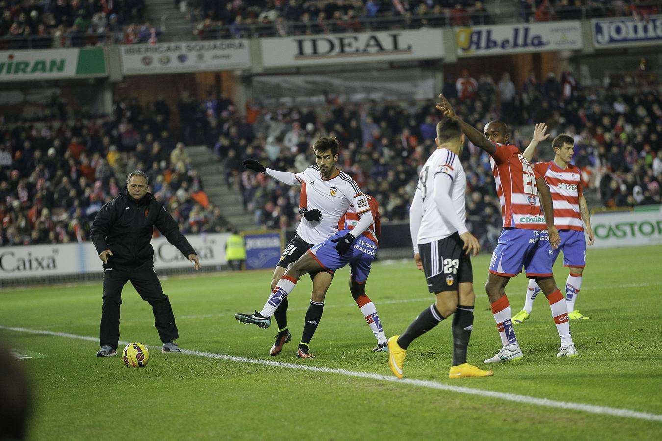 Joaquín Caparrós, a la izquierda, se muestra tan activo como si quisiera intervenir en el juego.