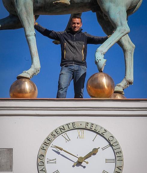  Pinel ajusta cada año el reloj de la Plaza del Carmen para las campanadas de Nochevieja. 