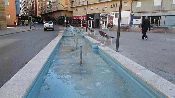 Fuente congelada enfrente de la parroquia del Salvador, en la capital jienense.