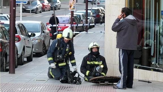 Dos bomberos trabajan en Constanza de Luján, la zona cerrada por seguridad. 