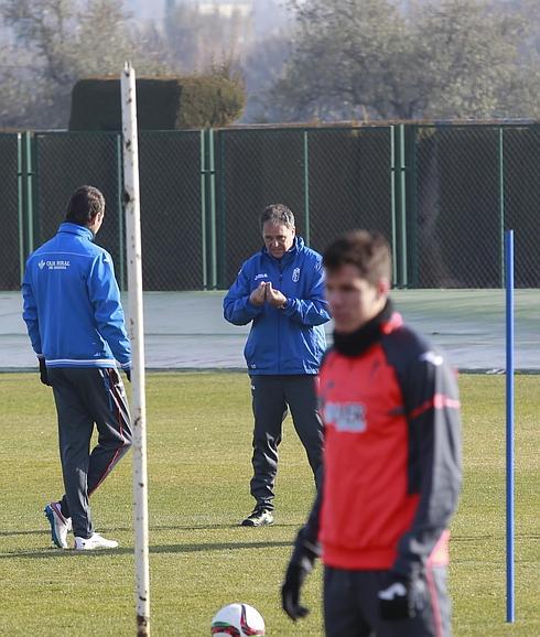 Caparrós conversa con su segundo entrenador durante una fase del entrenamiento de ayer.