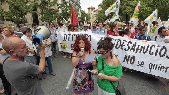 Maite Molina, en el centro, lee una proclama contra los desahucios en una manifestación.