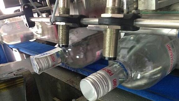 El proceso de embotellamiento de las primeras botellas que se presentaron al público.