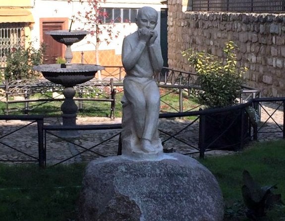 La escultura ya restaurada ya vuelto al coqueto emplazamiento elegido para ella.