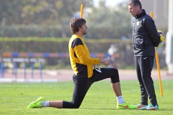 Julián Cuesta habla con Ángel Férez durante el entrenamiento celebrado ayer en el anexo.