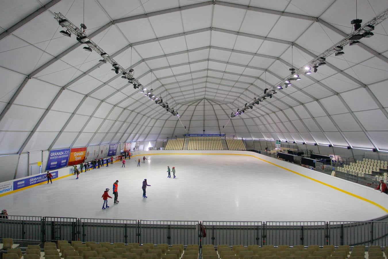 Aspecto interior del Iglú Granada 2015, instalación que acogerá las pruebas de patinaje de la Universiada. 