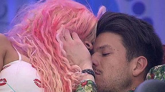 Fede e Ylenia, primer 'edredoning' de Gran Hermano VIP