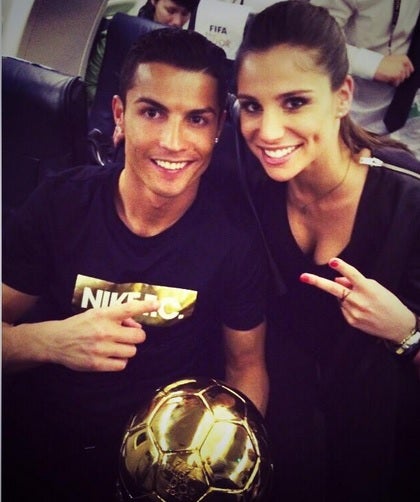 CR y Lucía con el reciente Balón de Oro ganado por el portugués. 